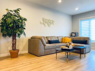 The Downtown Oasis - A Spacious Family Friendly 3 Bedroom House Close to Everything - 9