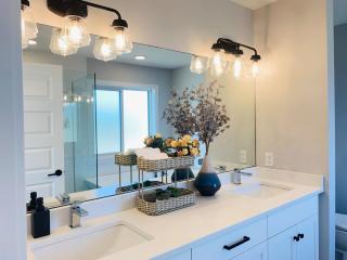 The Downtown Oasis - A Spacious Family Friendly 3 Bedroom House Close to Everything - 8
