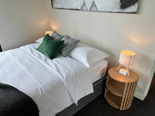 Modern Cozy 2BR 2BA w Balcony, Pool, Parking, 1 Min to Tram, MAJU Docklands - 4