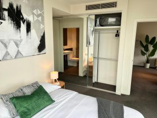 Modern Cozy 2BR 2BA w Balcony, Pool, Parking, 1 Min to Tram, MAJU Docklands - 6