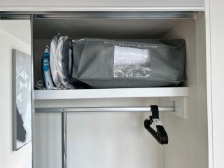 Modern Cozy 2BR 2BA w Balcony, Pool, Parking, 1 Min to Tram, MAJU Docklands - 5