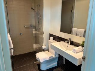 Modern Cozy 2BR 2BA w Balcony, Pool, Parking, 1 Min to Tram, MAJU Docklands - 2