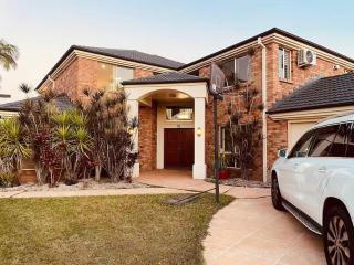 Spacious Family Retreat with Pool in Carindale - 0
