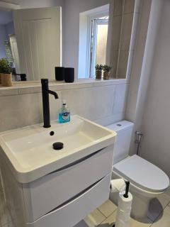 Beautiful and Cosy 4-bed Home in Milton Keynes by Renzo, Driveway, Close to M1 - Milton Keynes - 6