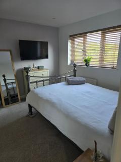 Beautiful and Cosy 4-bed Home in Milton Keynes by Renzo, Driveway, Close to M1 - Milton Keynes - 2