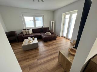 35 Minuten von Köln Zentrum moderne Wohnung in Bestlage von Wiehl Inklusive Stellplatz kleiner Terrasse kleiner Garten Flatscreen mit Netflix schnelles WLAN 5 Minuten zur Autobahn A4 - Wiehl - 6