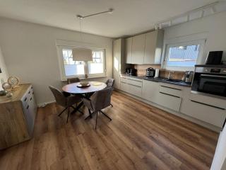 35 Minuten von Köln Zentrum moderne Wohnung in Bestlage von Wiehl Inklusive Stellplatz kleiner Terrasse kleiner Garten Flatscreen mit Netflix schnelles WLAN 5 Minuten zur Autobahn A4 - Wiehl - 4