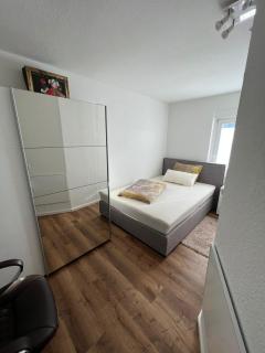 35 Minuten von Köln Zentrum moderne Wohnung in Bestlage von Wiehl Inklusive Stellplatz kleiner Terrasse kleiner Garten Flatscreen mit Netflix schnelles WLAN 5 Minuten zur Autobahn A4 - Wiehl - 2