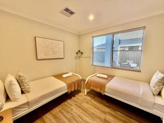 12 Beautiful Brabham Big Backyard 4br Parking - 5