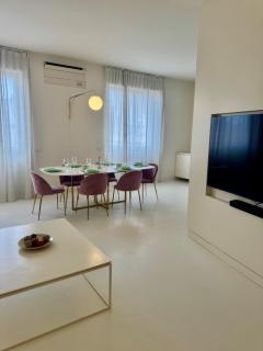 2 Bed Bright Flat in Monza City Centre - 4