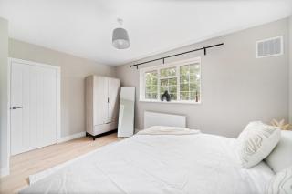 3 bedroom house in London with garden - 9