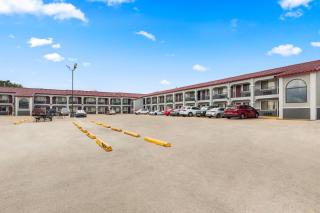 Econo Lodge - 8