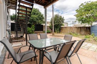 B5Q Abnb-Style 2BR House with Free Parking and 5 mins ride to Eagle Farm - 6