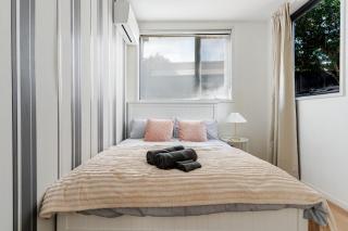 B5Q Abnb-Style 2BR House with Free Parking and 5 mins ride to Eagle Farm - 5