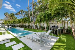 Luxury New Modern Beach Mansion in BEST Location! - 9