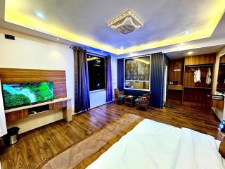 Ahaad 4BR Forest View Cottage in Srinagar by Homeyhuts - - 1