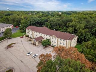Comfort Inn & Suites East Moline near I-80 - 4
