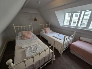3-Bed Seaside Haven - Sleeps 7 & Pet Friendly - 9