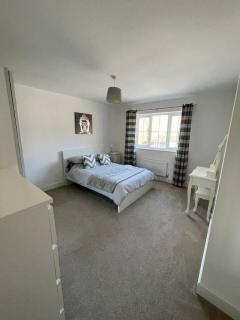 Furnished 4 BR House - Parking, Wi-Fi, Kitchen - 4