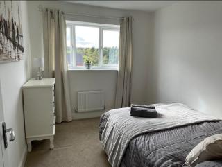 Four Bedroom House By Brookland Stays Serviced Accommodation Short Lets Leeds With Free WiFi - 5