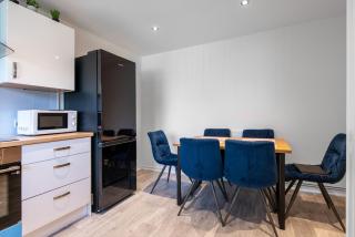 Liverpool 3-Bed House with Parking, Great Transport - 7