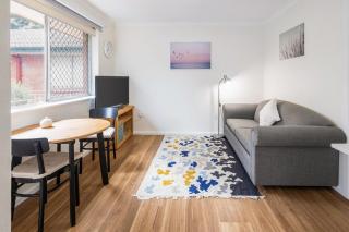 Yarralumla Apartment Stay Queen Bed and Sofa Bed Free Parking - Yarralumla - 0