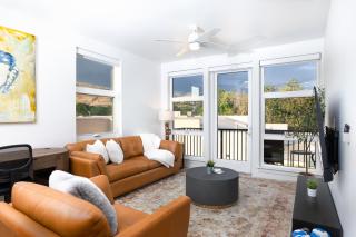 Luxury Downtown 1BR 1BA - Pool,Gym,Pkg,Bowls and More! - 4