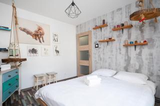 Wild and Free Urban Jungle Apartment by BookingHost - 0