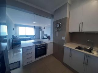 Beachfront Apartment - Durban - 8