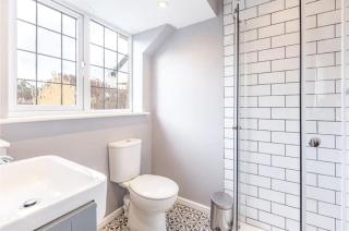 Homely 4 Bedroom House Addlestone - 9