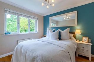 Homely 4 Bedroom House Addlestone - 6