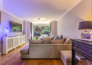 Homely 4 Bedroom House Addlestone - 2
