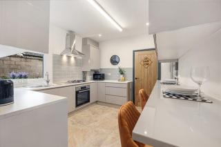 Onslow House - Air Host & Stay - 5 bed, Sleeps 14 - 3