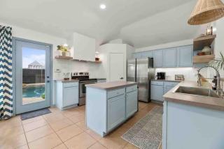 Sunny 4BR with Backyard Oasis - 15 Min to Lakes - 2