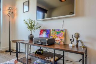 Stylish City Apartment with Juliette Balcony, Retro Games & Fast WiFi - 5