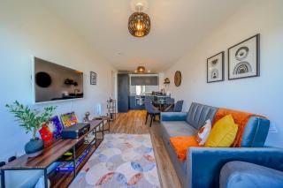 Stylish City Apartment with Juliette Balcony, Retro Games & Fast WiFi - 7