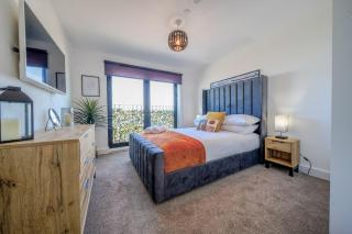 Stylish City Apartment with Juliette Balcony, Retro Games & Fast WiFi - 9