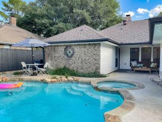 Luxe 4BR with Heated Pool and Hot Tub - Walk to Lake - 8