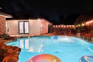 Luxe 4BR with Heated Pool and Hot Tub - Walk to Lake - 2