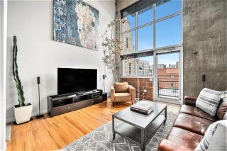 Stylish Loft with City Views in Prime Location - 3