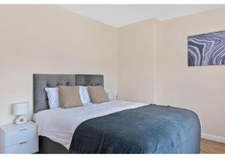 Spacious 3BR House in Enfield North London with Garden - 2