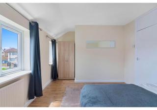 Spacious 3BR House in Enfield North London with Garden - 6