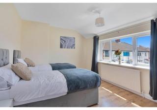 Spacious 3BR House in Enfield North London with Garden - 0