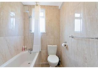 Spacious 3BR House in Enfield North London with Garden - 5