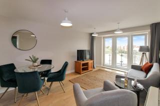 First floor stylish two bed apartment winterthur Way Short Stays - 1