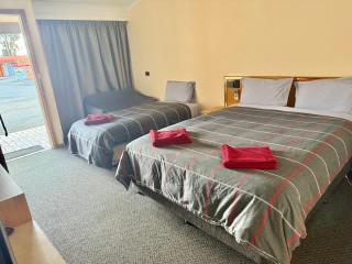 True blue Motor Inn - West Wyalong - 1