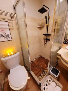 Stunning Suite 10 Steps from Eastwood Mall - 4