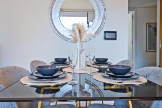 Nine Elms Balcony & Views Modern 2-Bed, 2-Baths - 6