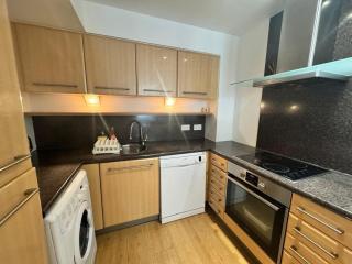 1 Bedroom City Centre Apartment - Sleeps 4 Free Parking - 8