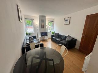 1 Bedroom City Centre Apartment - Sleeps 4 Free Parking - 5